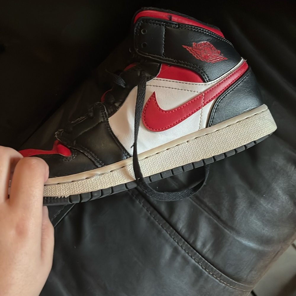 I am selling used Jordan’s I can’t fit anymore && it’s creased